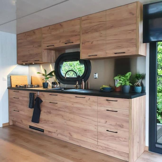 Готель Modern, Brand New Houseboat Near Amsterdam Монніккендам Екстер'єр фото