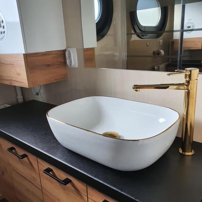 Готель Modern, Brand New Houseboat Near Amsterdam Монніккендам Екстер'єр фото